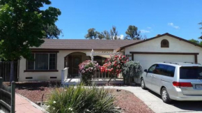 Spacious Pleasanton Home, 4br-2ba, Kitchen, WiFi, Laundry, Parking and More